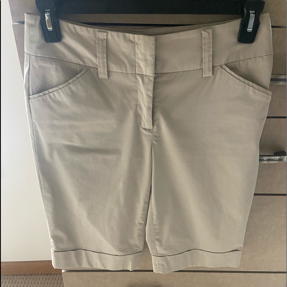 Willi  Smith beige colored shorts with 2 front side pockets size 4, EUC!!